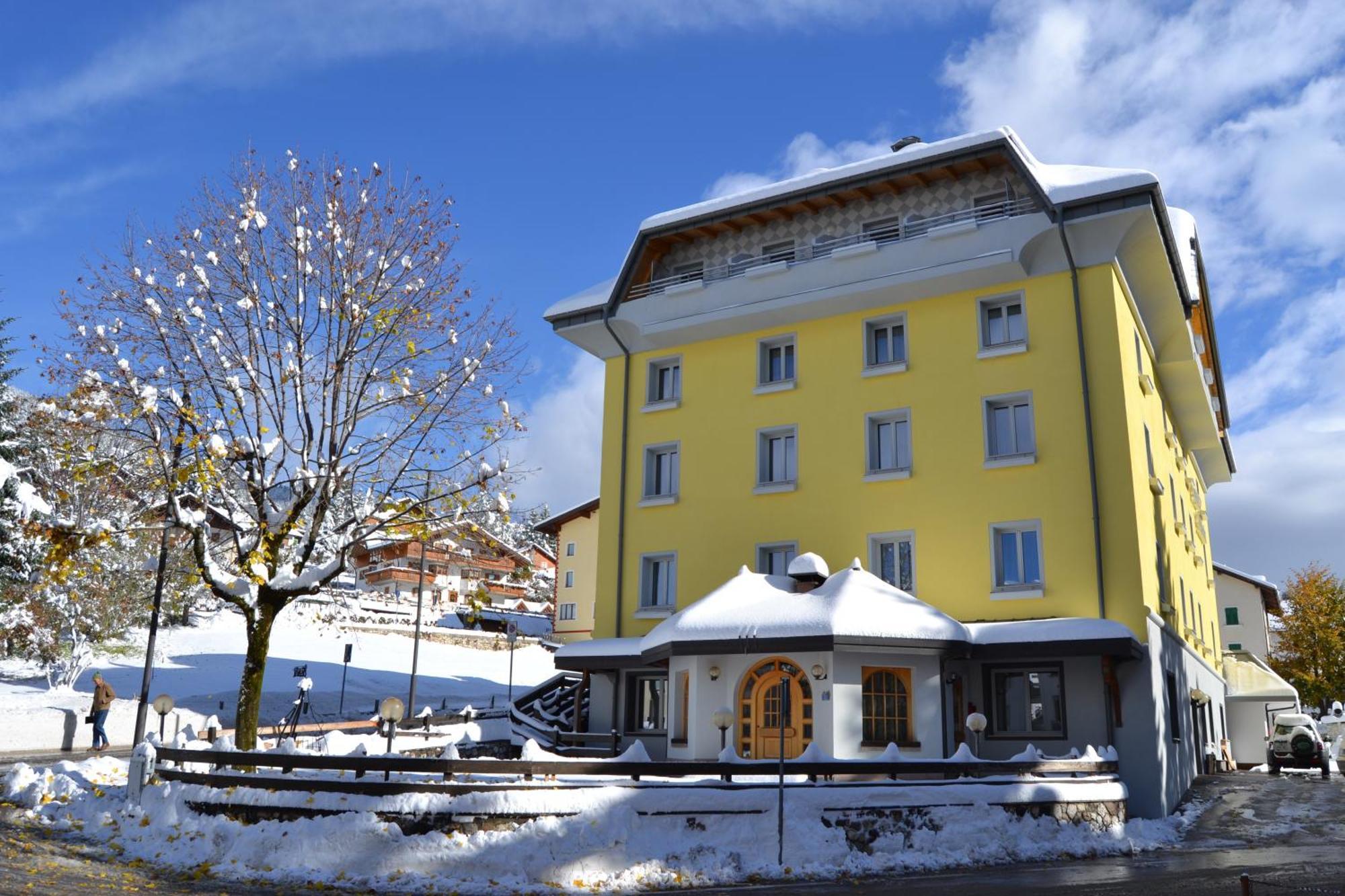 Hotel Vittoria Фольгария Экстерьер фото