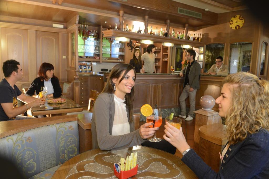 Hotel Vittoria Фольгария Экстерьер фото
